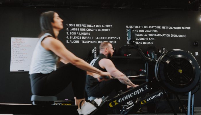 Homme et femme qui s'entraine