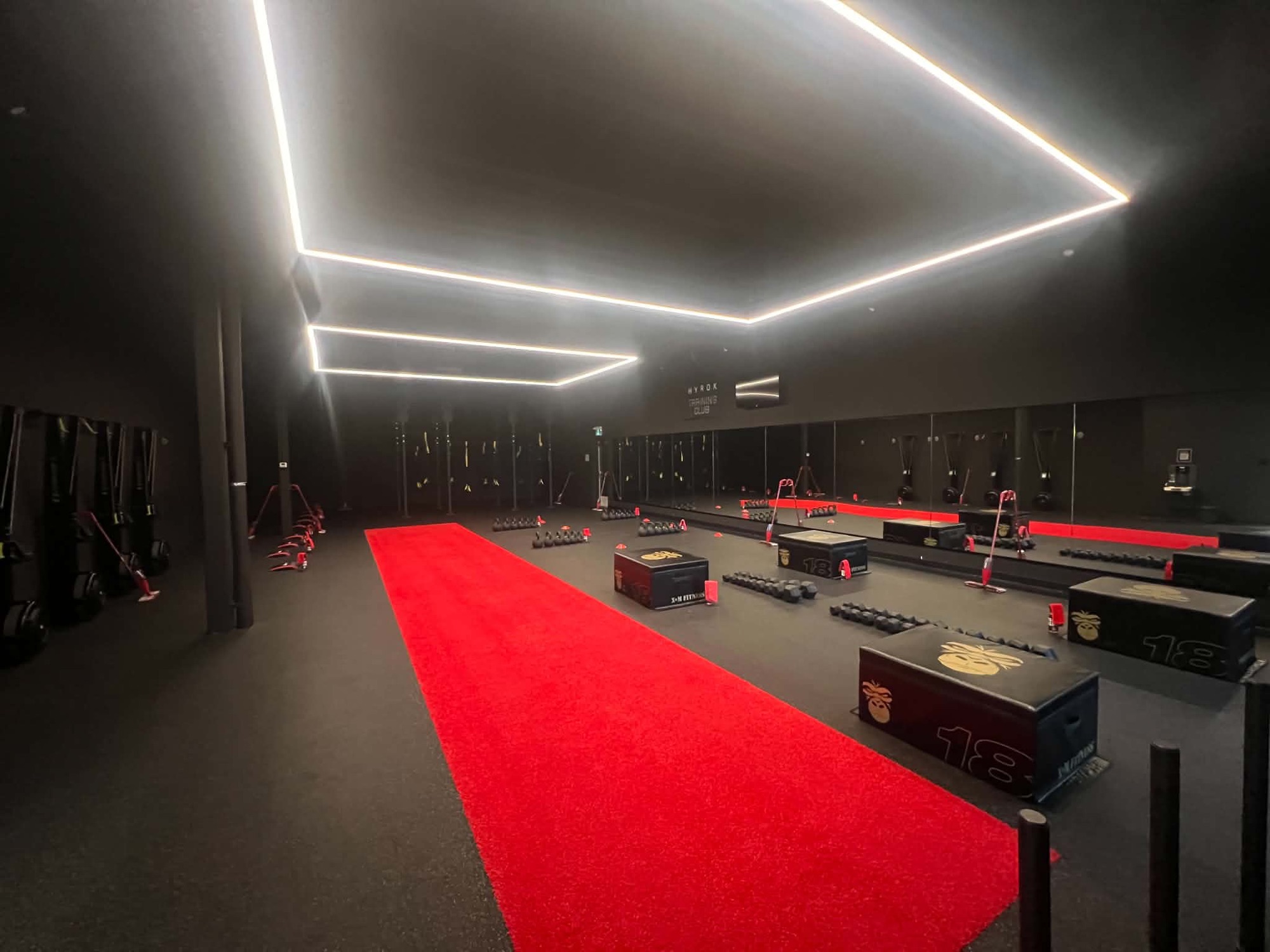 Salle d'entraînement avec piste de gazon rouge chez Blackburn Athlétique Lévis