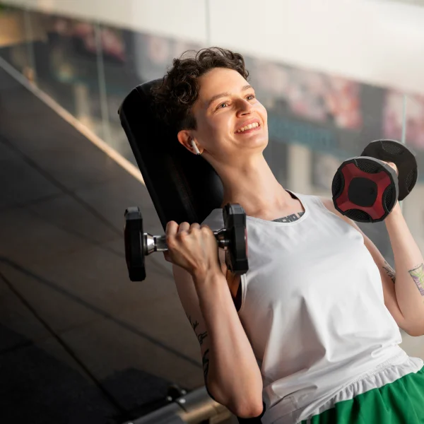 Une femme soulève des poids dans une salle de sport appelée "Gym sans jugement".